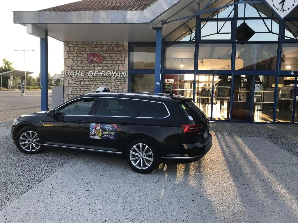 Transports de cyclistes avec vélos à bord d’un taxi vers l’île d’Oléron